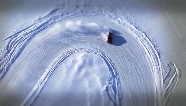 بنتلی در برف و یخ خودنمایی می‌کند!